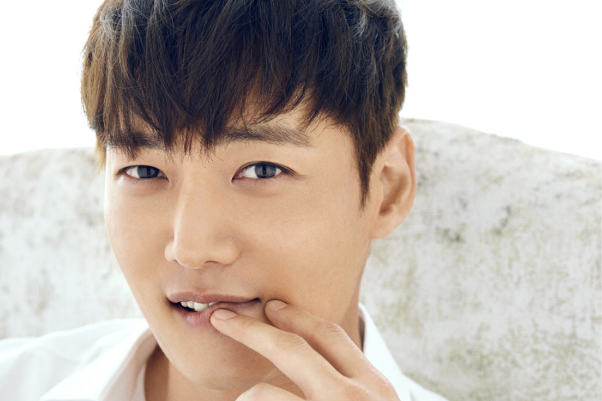 崔振赫身穿休閒灰色上衣，背景為朦朧的窗外景色，顯得温馨寧靜，展現出他的自然與隨性。