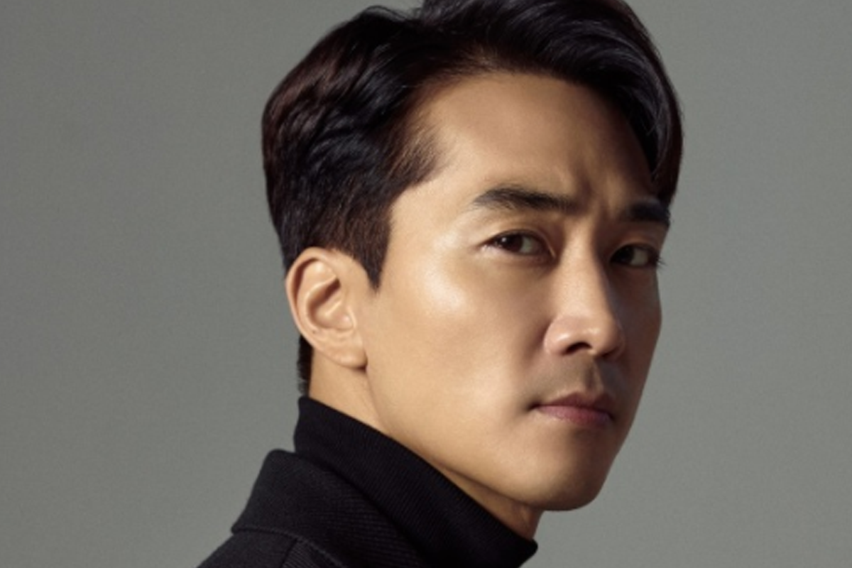 宋承憲身穿黑色高領衫，側坐於灰色乾淨的背景前，展現出穩重成熟的氣質。