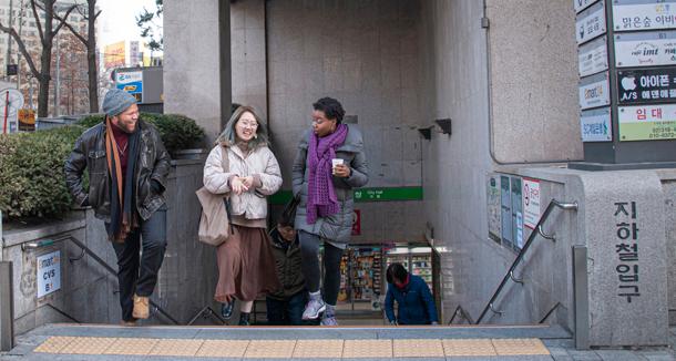 การเหยียดสีผิวและเชื้อชาติเป็นเรื่องที่เกิดขึ้นจริงในสังคมเกาหลี แต่สำหรับชาวต่างชาติที่เป็นคนผิวขาวพวกเขาได้รับการปฏิบัติที่พิเศษกว่าชาติอื่นจริงหรือไม่?8