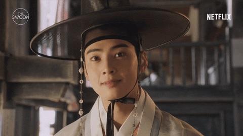 ภาพการถ่ายทำซีรีส์เกาหลีที่ฉายผ่านสตรีมมิ่ง พร้อมโลโก้ของ Netflix ที่มุมขวาบน เป็นตัวอย่างของการนำเสนอวัฒนธรรมเกาหลีผ่านสื่อบันเทิง