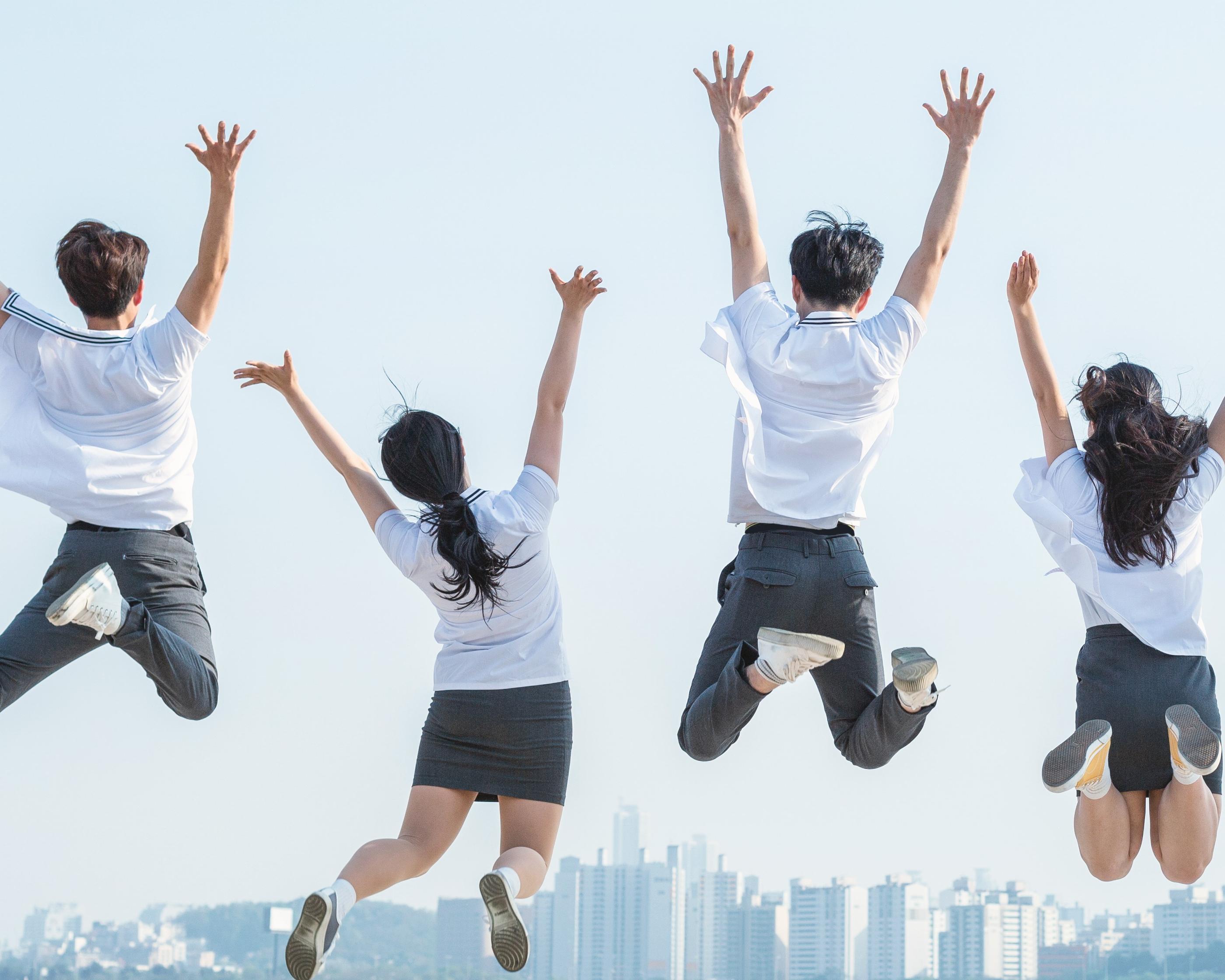 親しい間柄でくつろぐ韓国人のイラスト。距離が近い韓国のライフスタイルを示す画像。