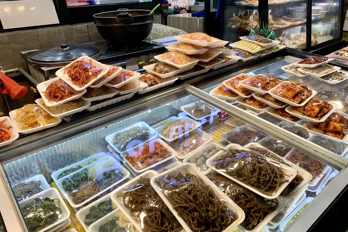 在孔德市場內出售的豐富韓國料理如泡菜和韓國小菜