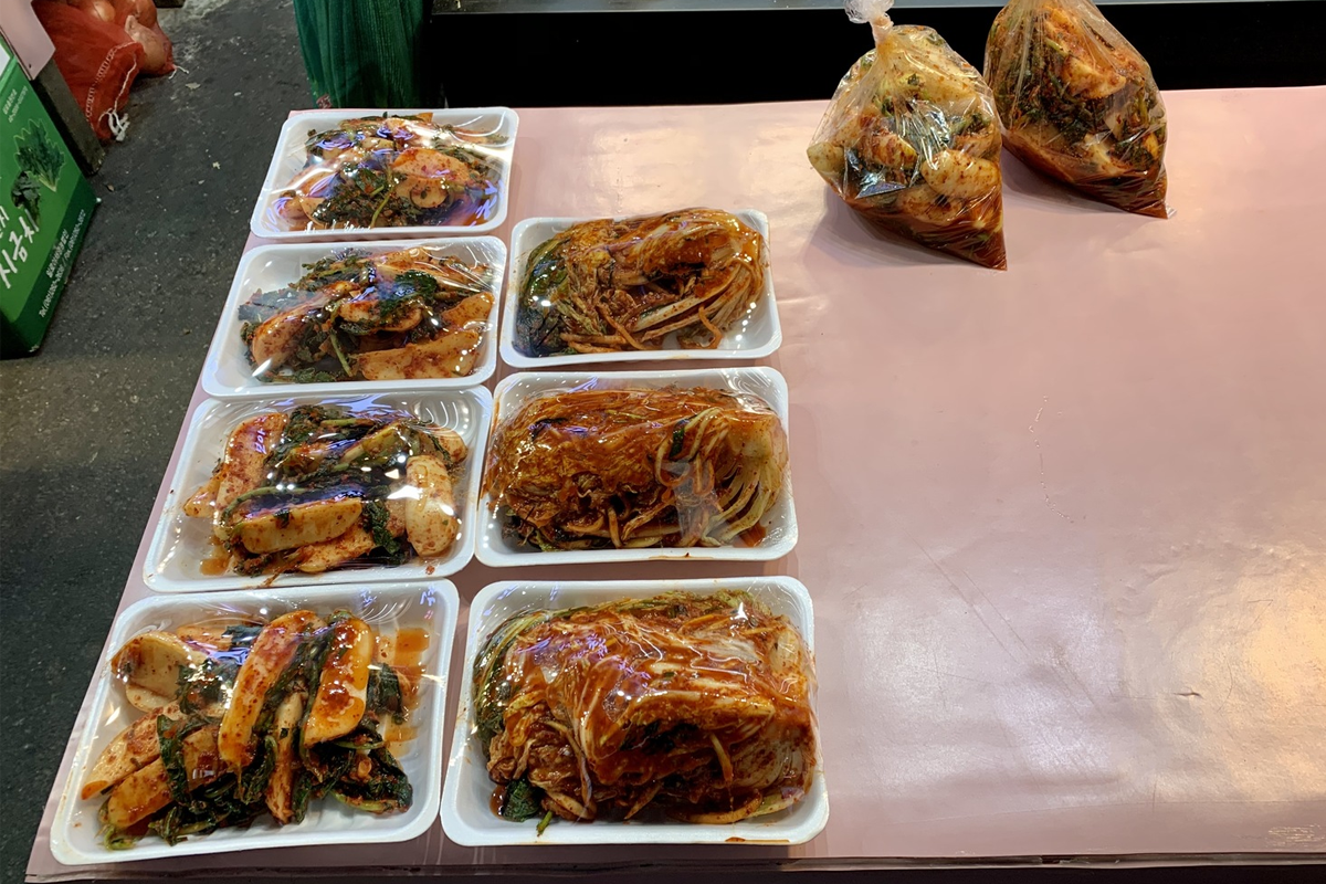 在孔德市場內看到各式韓國小菜及傳統配菜擺放在擺設架上