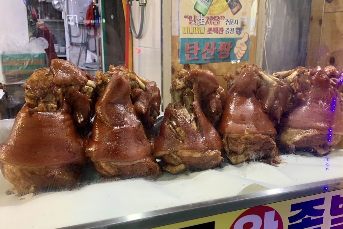 孔德豬腳一條街的市場入口，擺滿各種當地美食的攤位