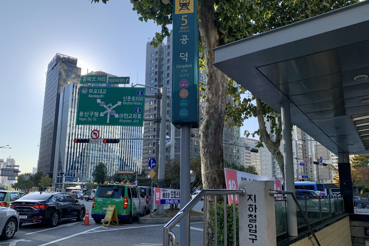 孔德市場內的豬腳一條街，一家家豬腳店滿佈小巷