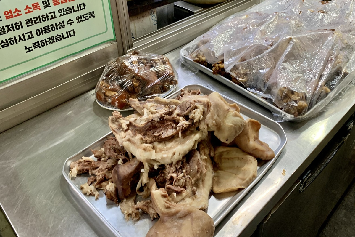 孔德豬腳一條街上，切割豬腳的擺設讓飢餓的食客垂涎欲滴