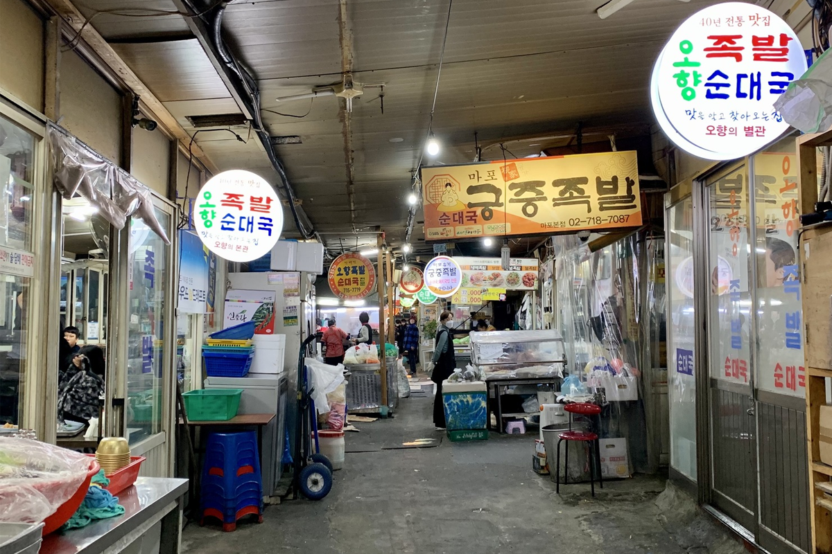 孔德豬腳一條街的標誌，擺滿了各式豬腳美食的街景