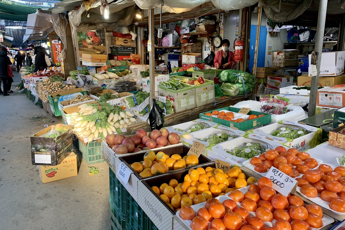 孔德市場內條理整齊的攤位展示著多元的食材和商品