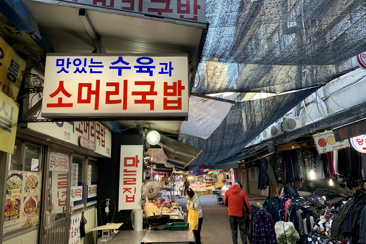 孔德市場內販賣新鮮水果和韓國食材的攤位