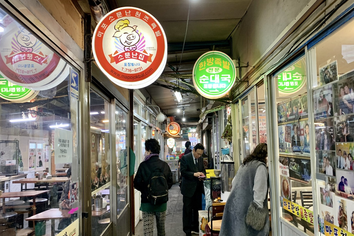 孔德豬腳一條街的招牌豬腳店，展示著吸引人的招牌豬腳