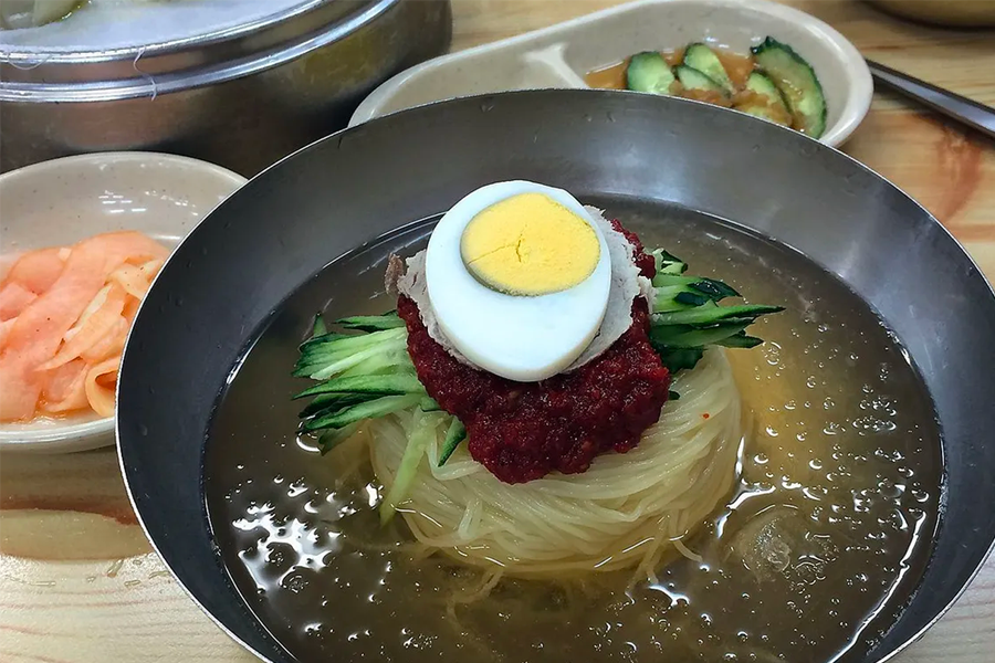 韓國的一家著名沙裡院餐廳外景，提供不同風味的韓式平壤冷麵，展示了冷麵文化的歷史傳承。