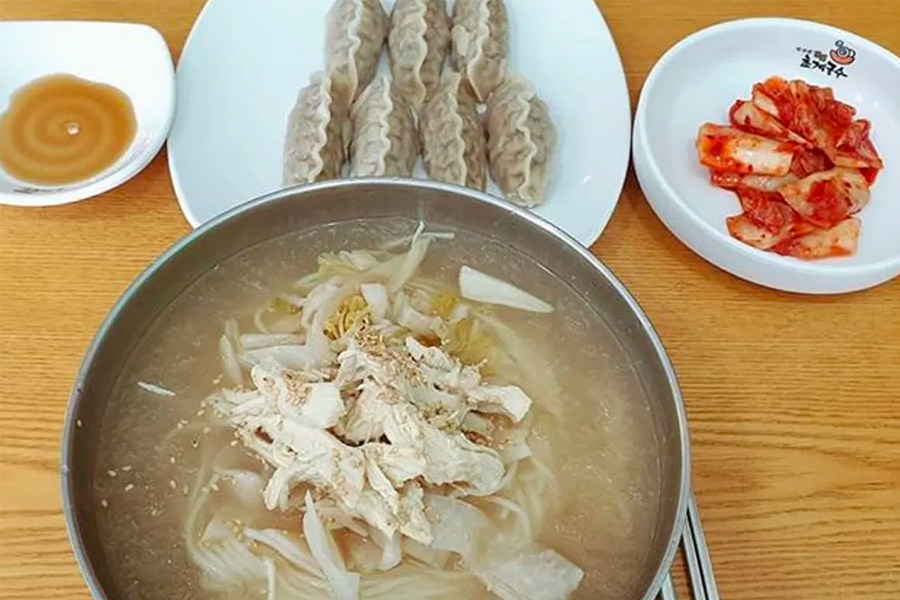 韓國晉州冷麵的特色是混合海鮮湯和綠豆麵，搭配香嫩牛肉片，絕佳的味覺享受。