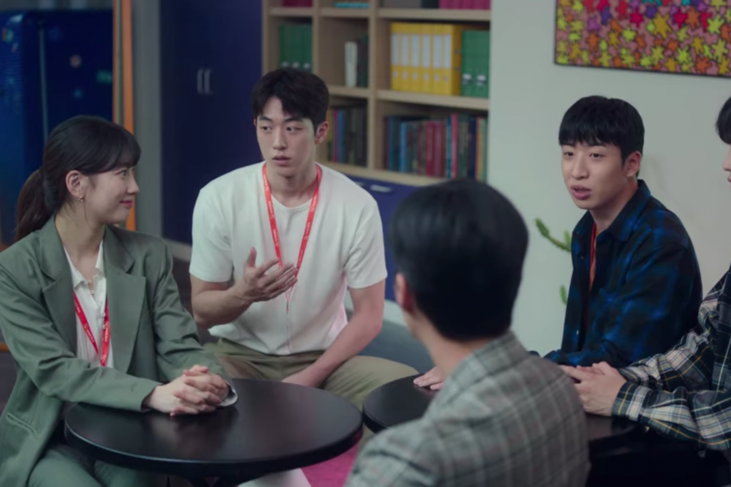 韓劇《Start Up》中公司內管理層的工作會議場景,展示出企業內部決策過程的真實性。