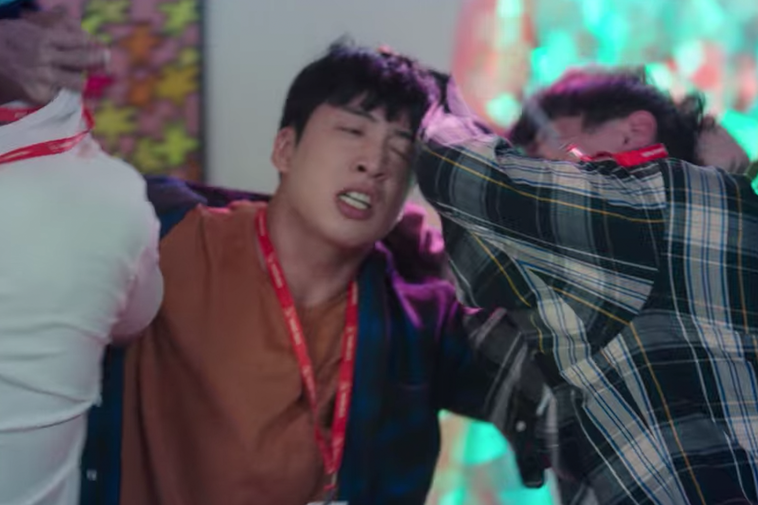 一場商務交流會上的合影,強調《Start Up》的元氣與迎接挑戰的精神。」