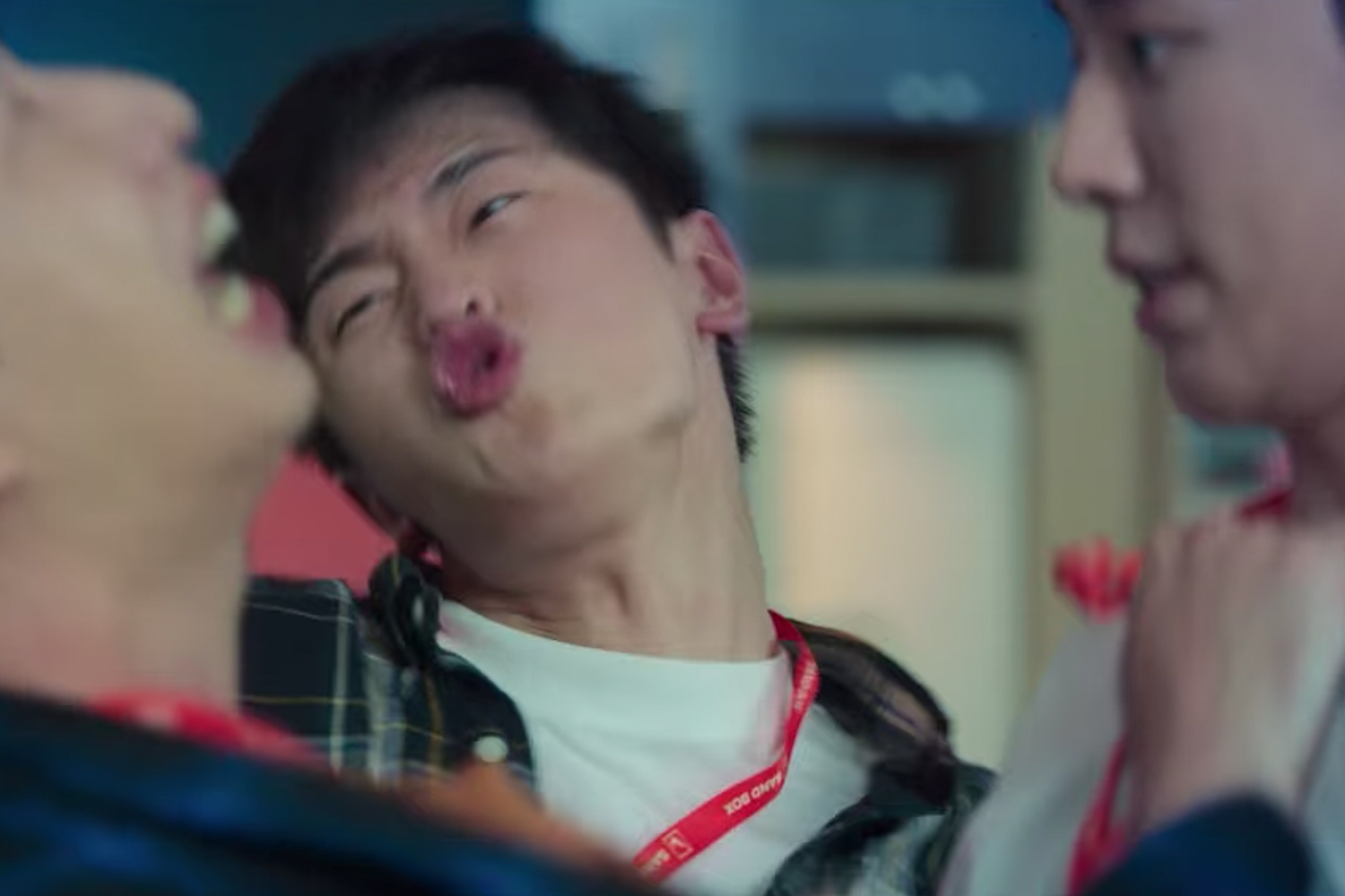 新創公司的辦公空間中,員工正在熱烈討論,顯示《Start Up》的創新活力和協作精神。