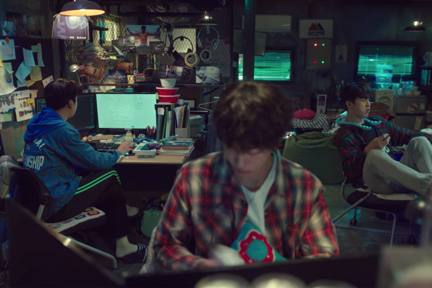 一位陷入沉思的創業者坐在電腦前,象徵《Start Up》中對未來的思考與探索。」