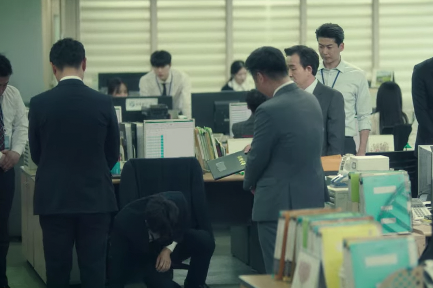 辦公室場景,員工圍繞工作,呈現出韓劇《Start Up》中公司文化的挑戰與壓力。