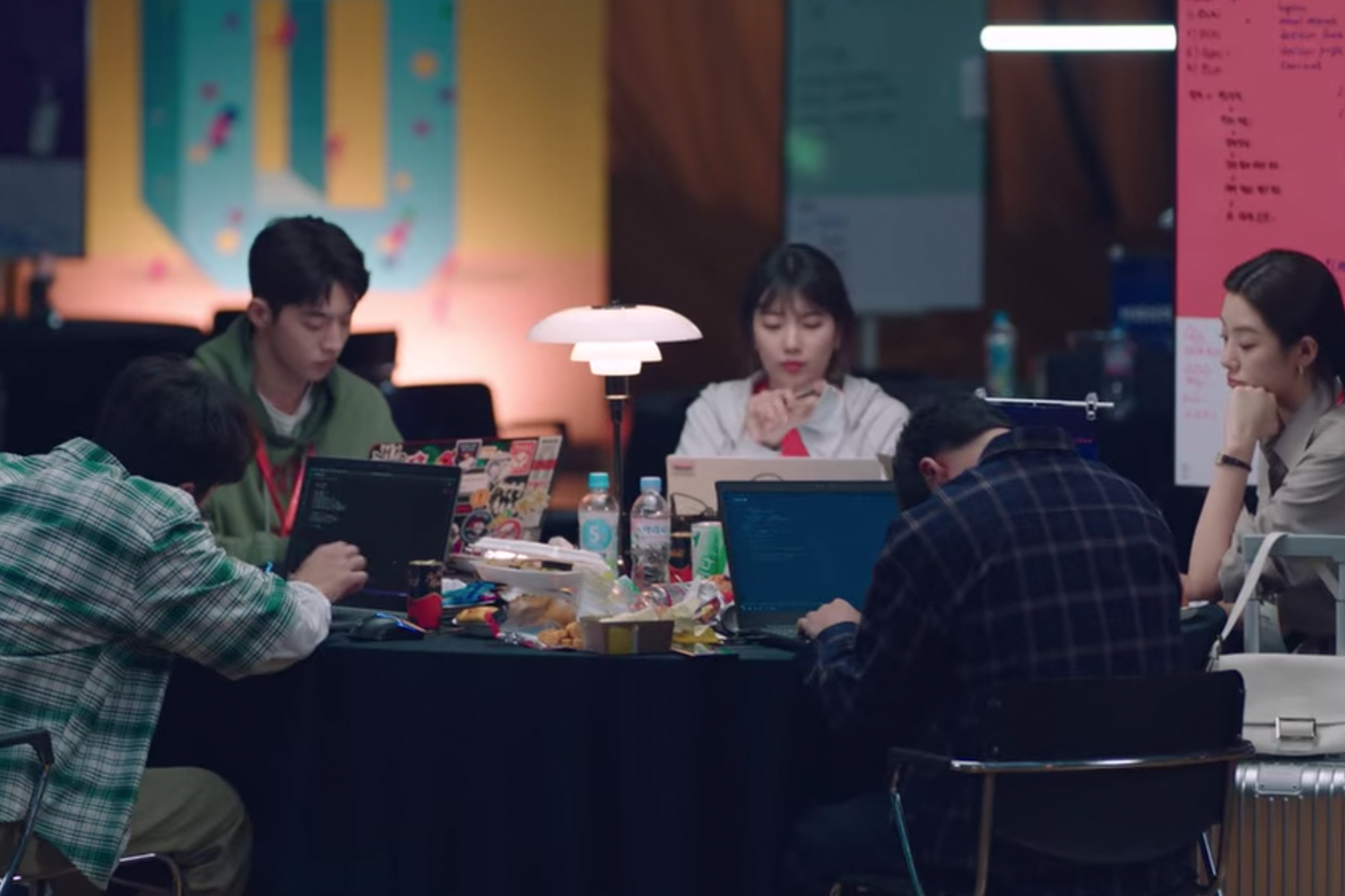 一道辦公樓走廊的場景,員工們急行步伐,顯示韓國職場文化中的高效率和忙碌。