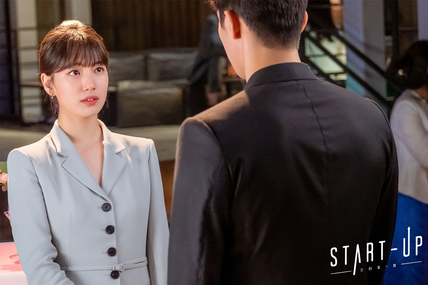 穿著休閒西裝的商務人士在夜景下負責任地微笑,反映出專業與成功的形象。」