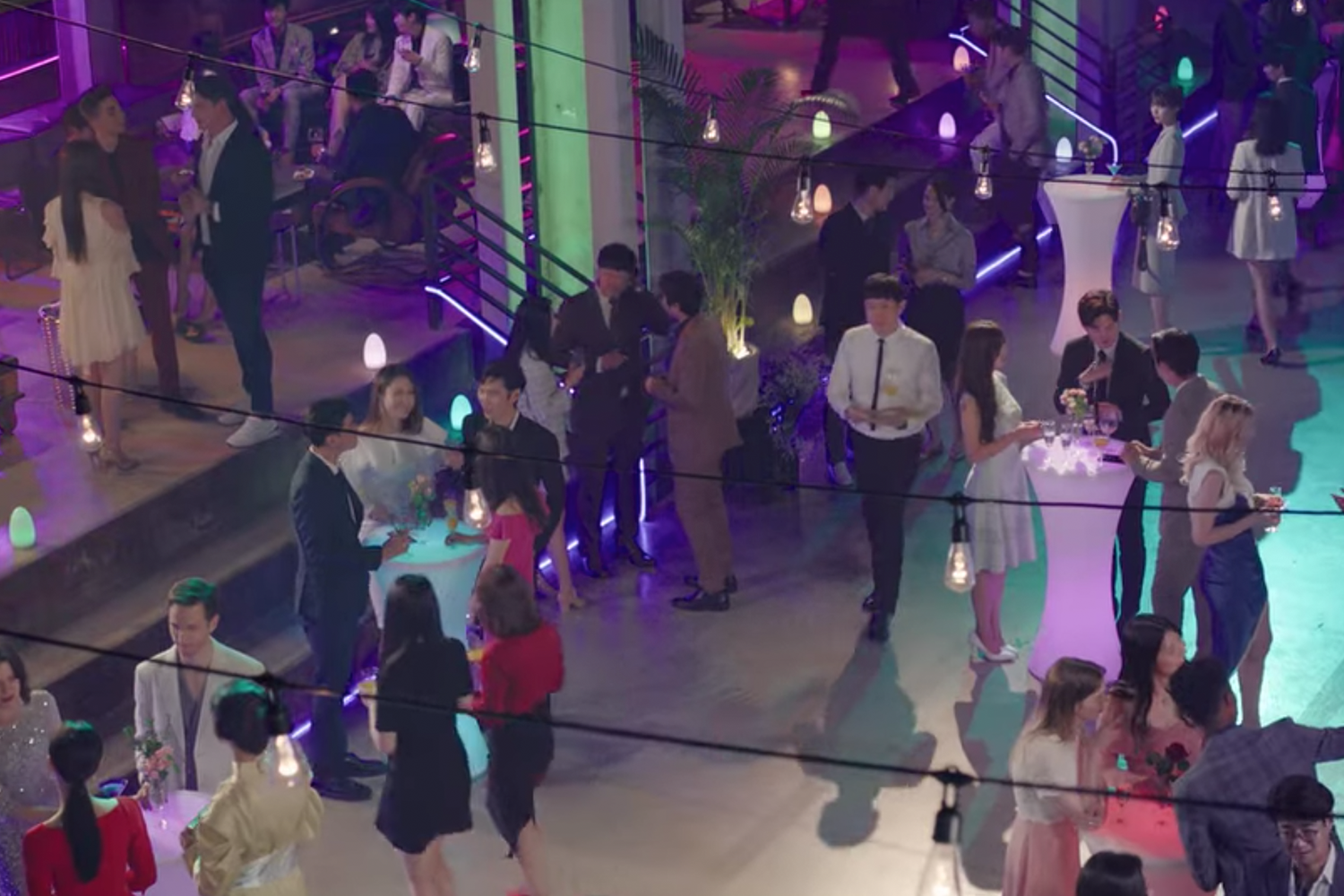 夜晚的正式派對場景,嘉賓們在戶外聚集聊天,展現韓劇《Start Up》的高端商務活動氛圍。