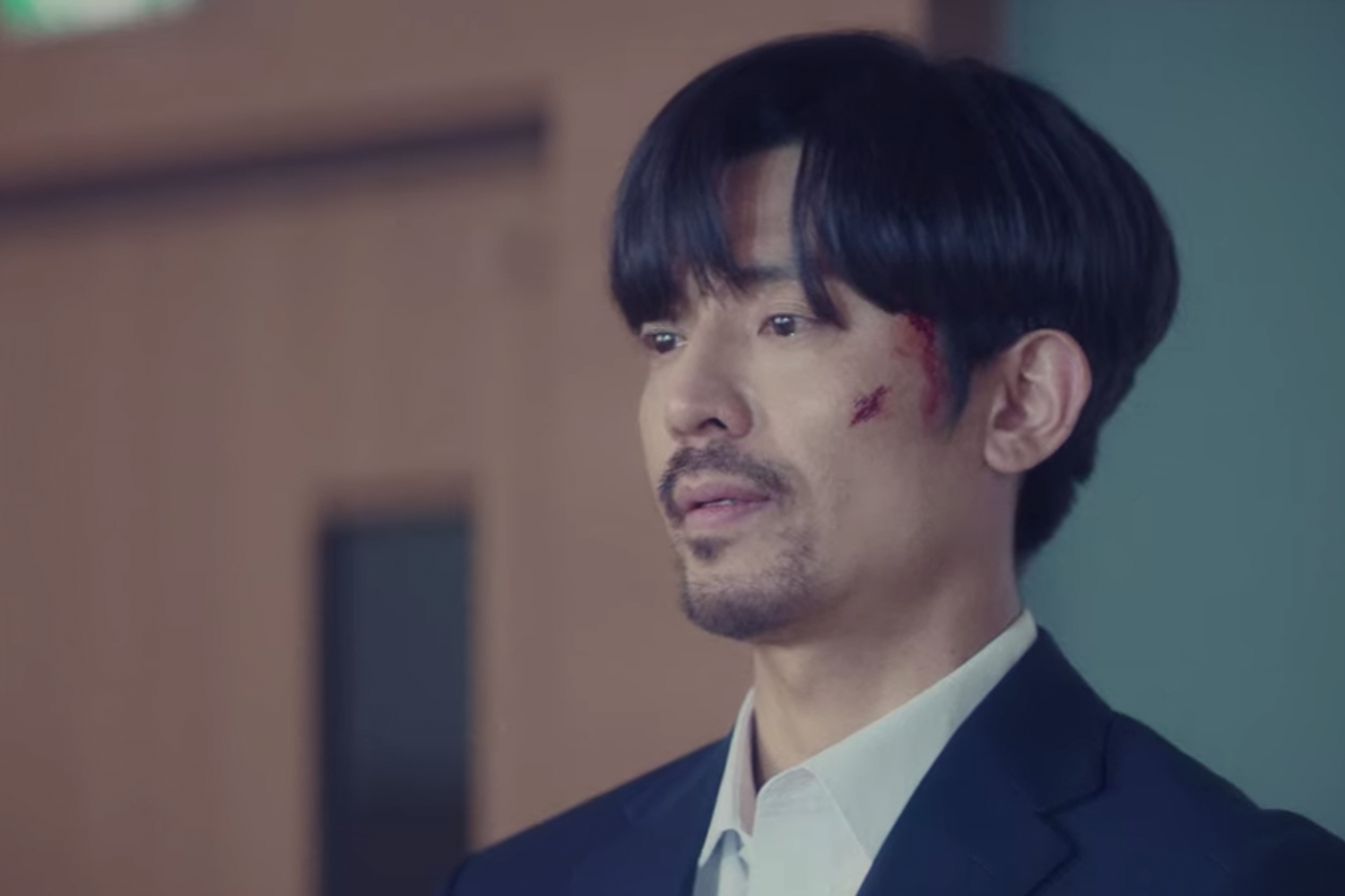 韓劇《Start Up》中商務會議的場景,參加者專注聽取匯報,展現會議的專業氛圍。