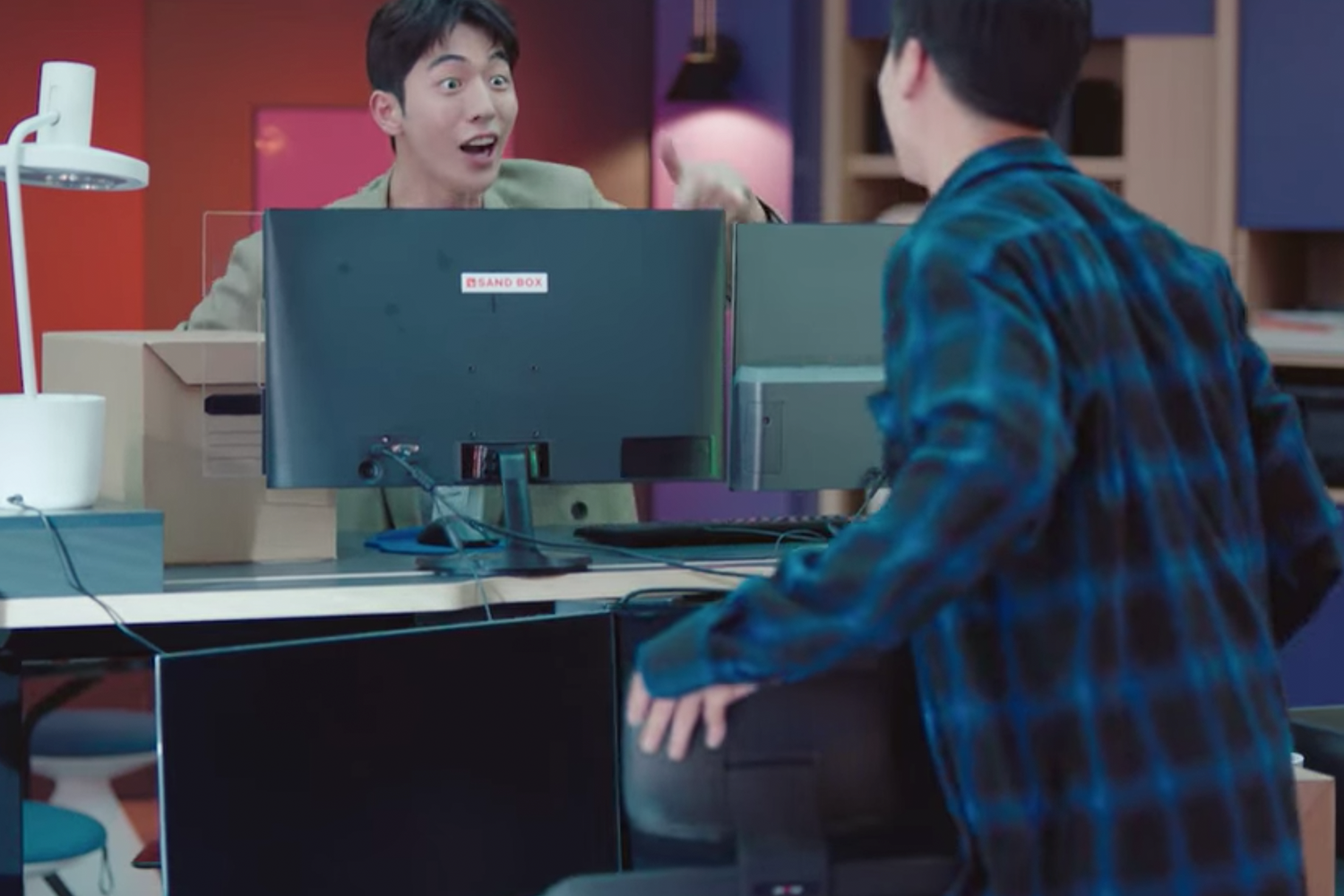 在科技公司的開放式辦公室中,年輕團隊忙於緊張的工作討論,反映《Start Up》的創業氛圍。