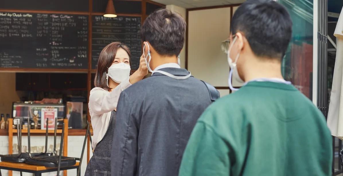 ผู้คนกำลังเข้ามาตรวจวัดอุณหภูมิที่ทางเข้าร้านอาหารในเกาหลีใต้