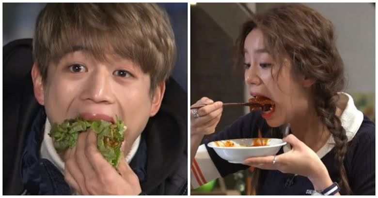 ภาพถ่ายบุคคลกำลังกินอาหารอย่างเพลิดเพลินบนโต๊ะไม้ในบรรยากาศสบาย.