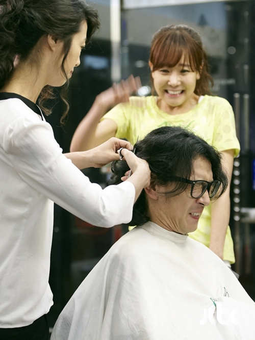 ภาพการ์ตูนที่แสดงถึงกระบวนการการตัดผมในร้านเสริมสวย ให้เห็นถึงบรรยากาศในร้าน.