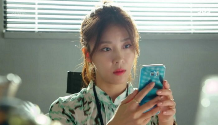 ภาพบุคคลถือโทรศัพท์มือถือ เป็นการสื่อถึงการอ่านอีเมลหรือข้อความออนไลน์.