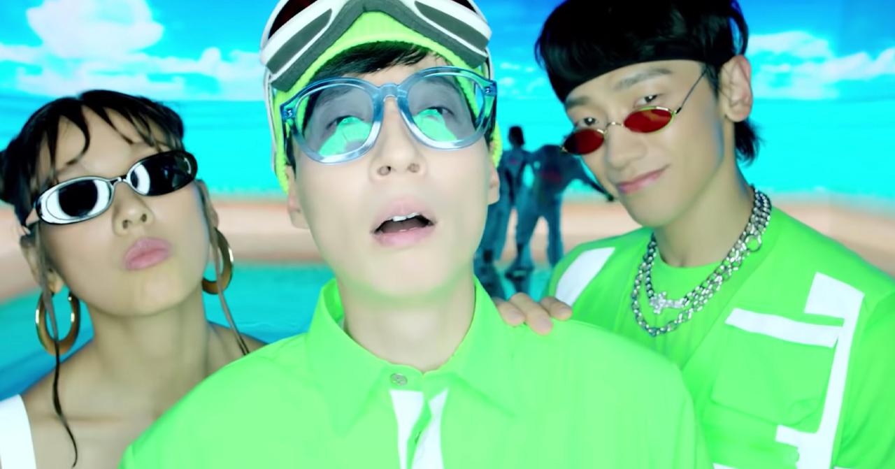 SSAK3新歌曲MV的場景，成員穿著醒目的綠色衣服，背景是一片蔚藍的海灘，運動風格的裝扮在夏日風情中格外引人注目。