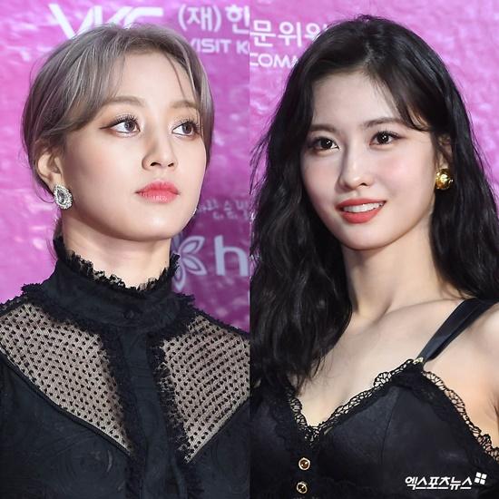 TWICEの公式イベントで二人のメンバーが並んで立っている様子