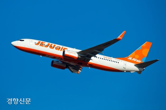 済州航空の飛行機が青空を背景に飛び立つ。日本への運航を再開することを記念して撮影された画像。