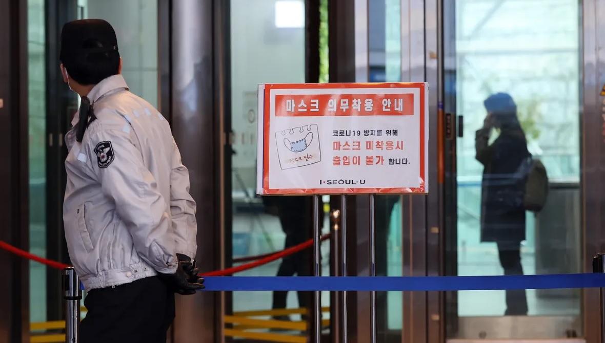 ประกาศเตือนที่ติดอยู่ด้านนอกร้านในโซลเรื่องการสวมใส่หน้ากากเพื่อป้องกัน COVID-19