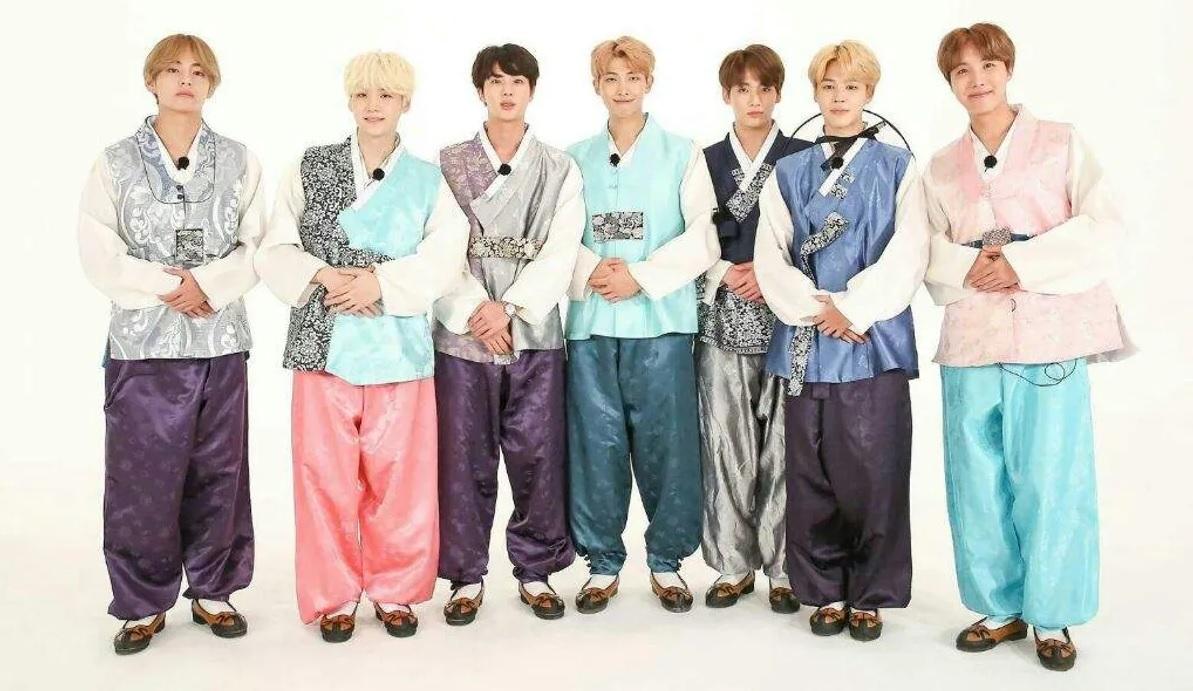 กลุ่มคนเกาหลีในชุดฮันบกที่แสดงถึงความภาคภูมิใจและรักในประเพณีและวัฒนธรรมของตน