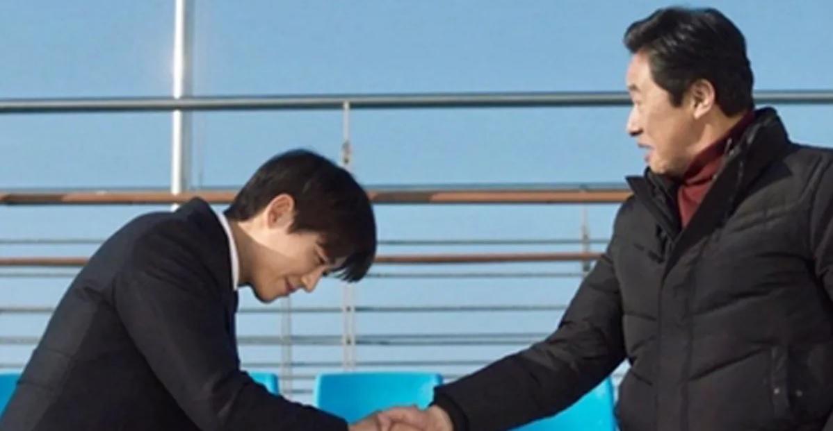 การจับมือเพื่อแสดงความร้านดีและมารยาทในวัฒนธรรมเกาหลี เป็นการทักทายที่สำคัญระหว่างบุคคลที่มีความแตกต่างกันในด้านอายุหรือสถานะทางสังคม