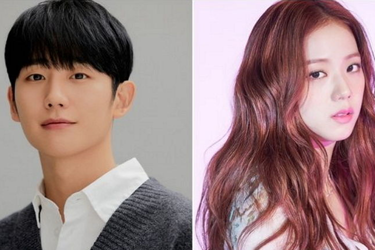 韓劇《雪滴花》演員角色海報，包含主要角色在不同姿勢和服裝的展示，突顯出劇情中的緊張和浪漫元素