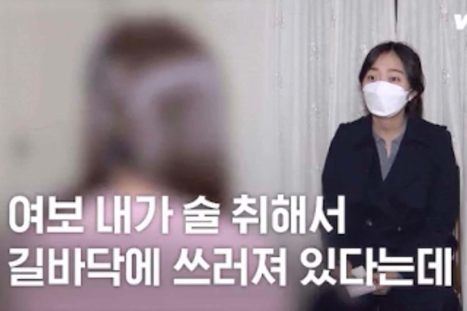 การสัมภาษณ์ของผู้หญิงที่มีข้อความเป็นภาษาเกาหลีบนหน้าจอในพื้นหลังห้องที่มีผ้าม่าน. บุคคลนั่งอยู่บนเก้าอี้กับพื้นผนังสีขาว.