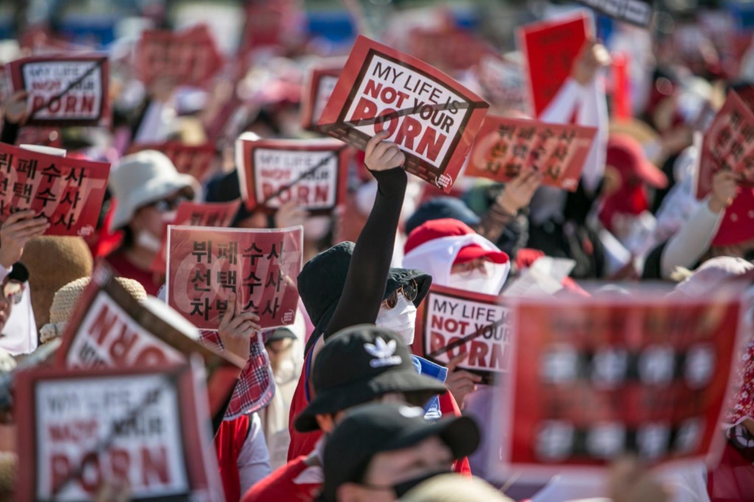 biểu tình chống camera quay lén