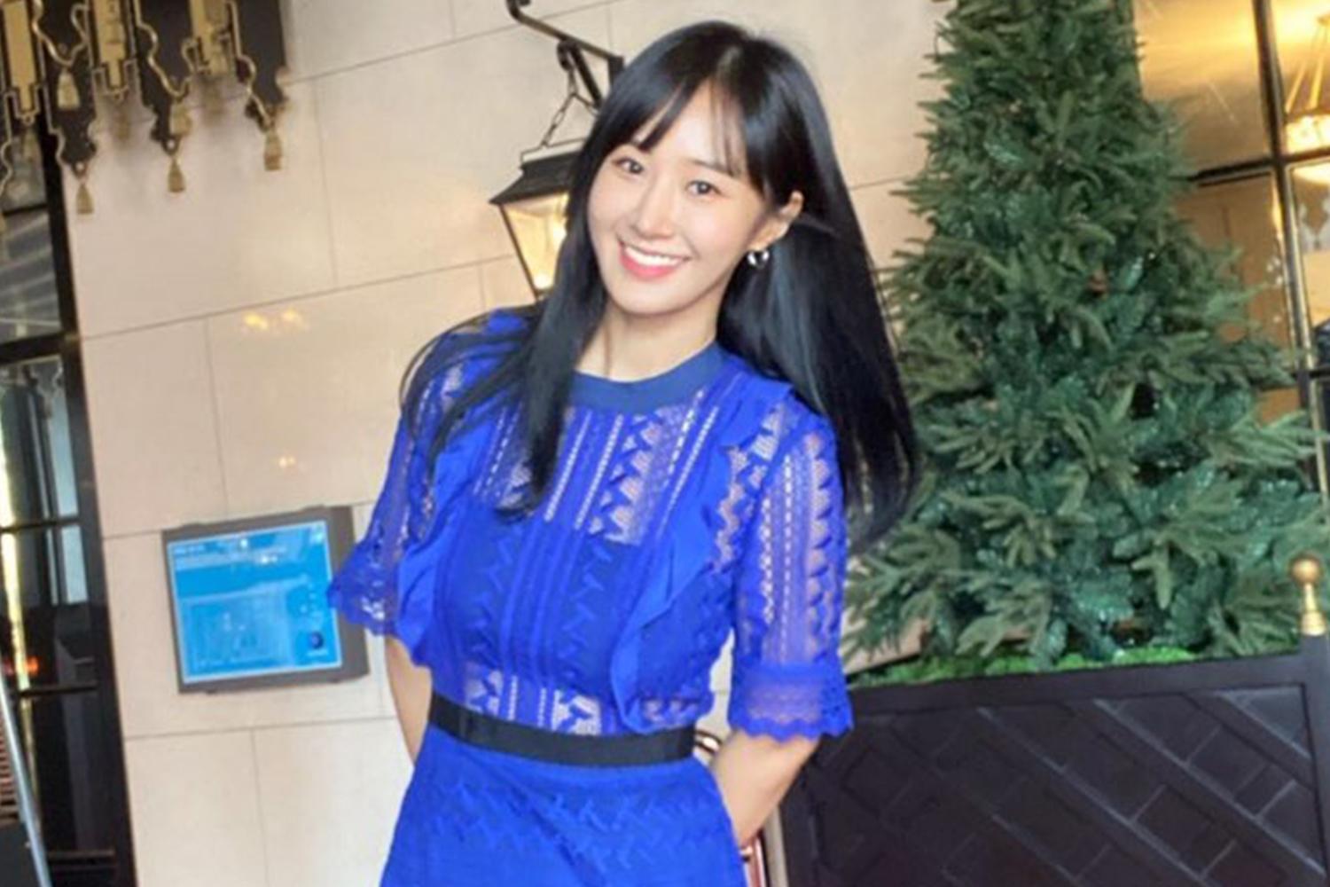 少女時代成員Yuri身穿藍色蕾絲連衣裙，表現出她獨特的時尚感。