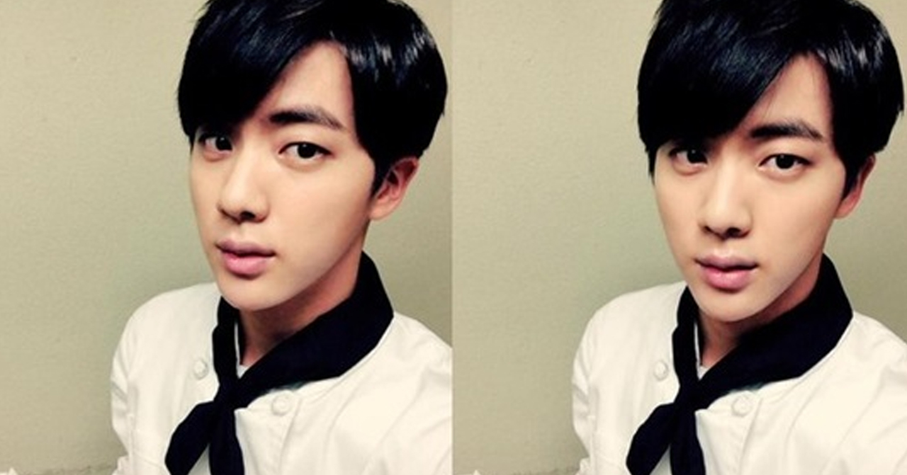 韓星穿著白色廚師服裝，身穿黑色領巾，創作料理的概念照片