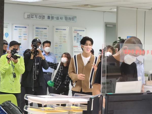 tvxq yunho at the patent office with his invention