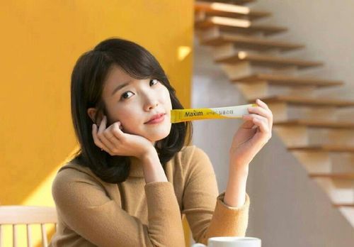 iu lee jieun holding up a packet of maxim instant coffee