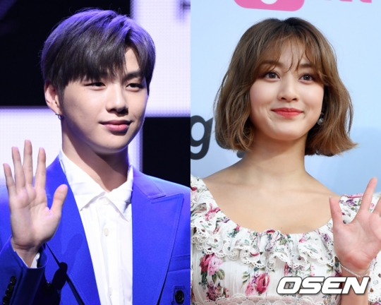 カン・ダニエルとジヒョが並んで手を振っている写真。オーセンの著作権表示が見えます。