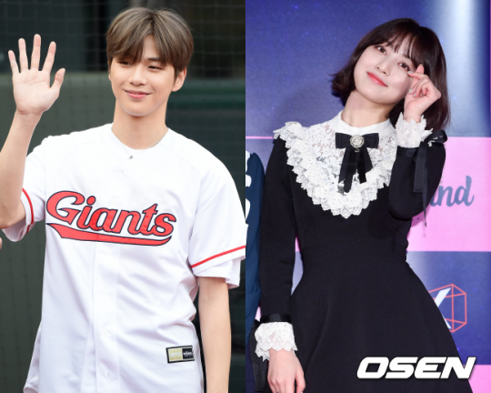 カン・ダニエルとジヒョが別々の服を着て並んで立っている写真。オーセンの著作権表示が見えます。