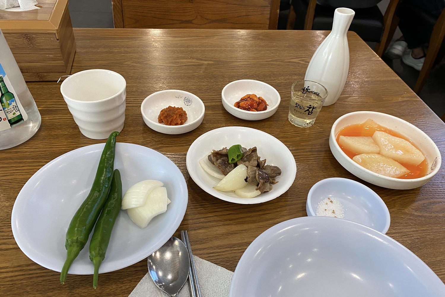 药田参鸡汤的桌上摆着多道韩式配菜和饮品。