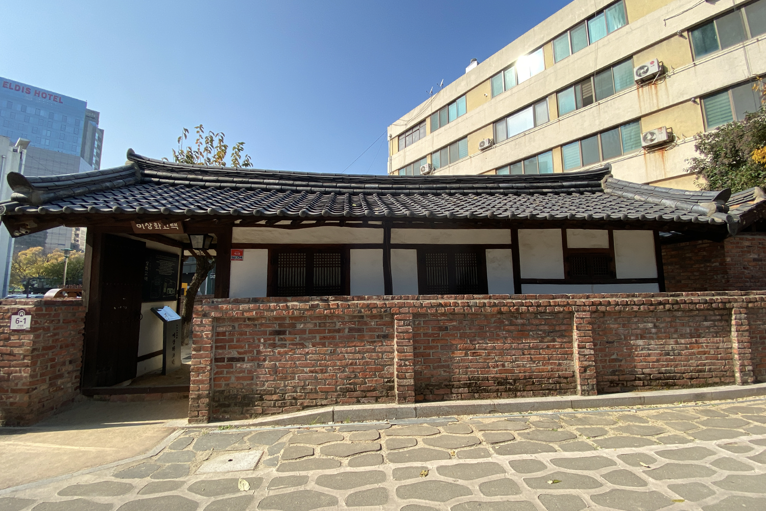 李相和古宅外观,传统韩屋建筑,宁静的市中心一隅。