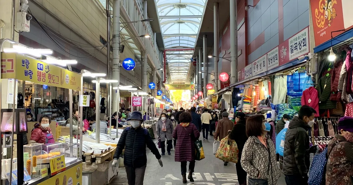 大邱繁华的西门市场，众多人群与商铺林立的热闹景象。