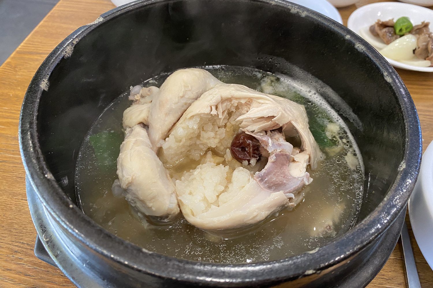 热腾腾的药田参鸡汤,经典韩式人参鸡料理。