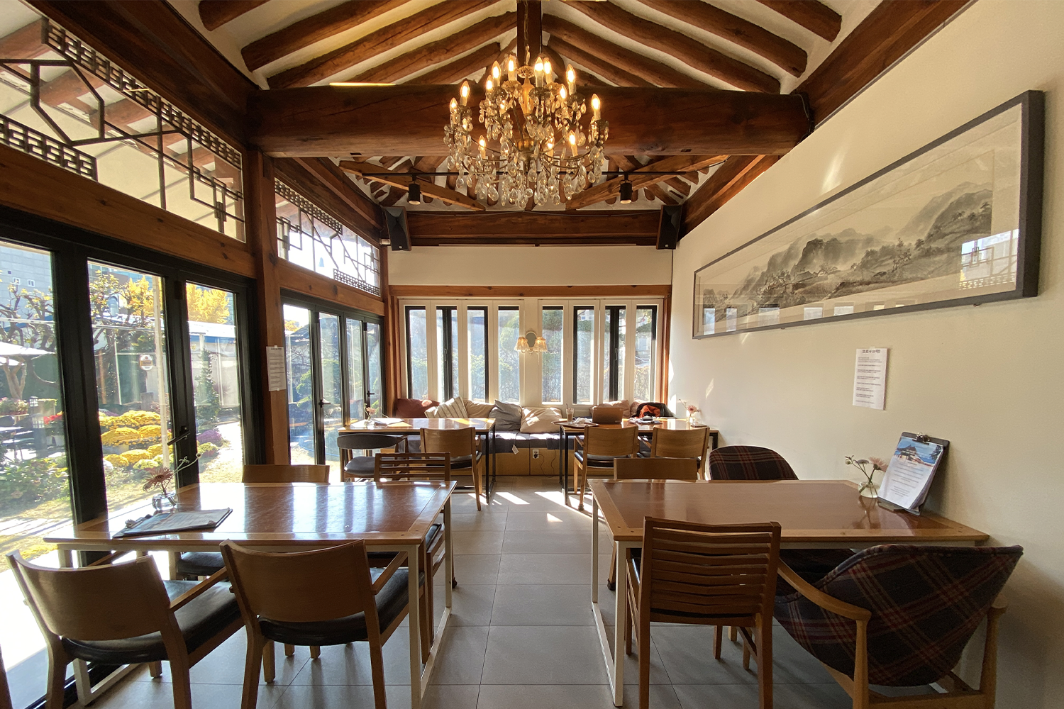 韩屋风格的LAMIA EMILY咖啡馆内部,舒适的用餐环境。